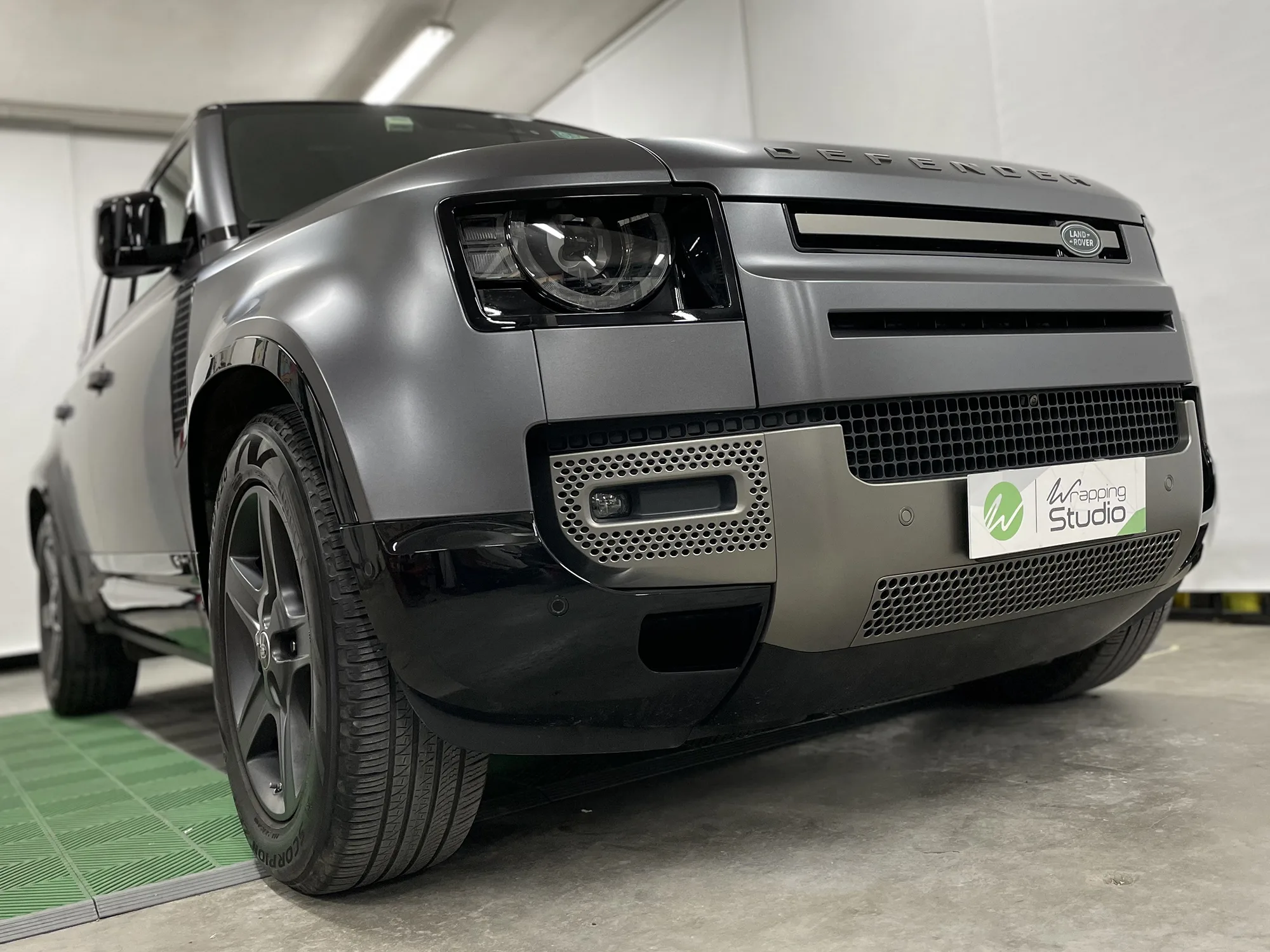 Land Rover Defender | Matte Dark Gray
