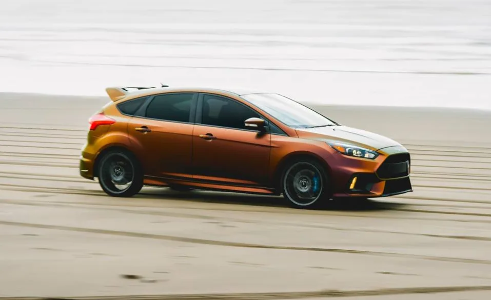 Ford Focus RS - Car wrapping Satin Flip Volcanic Flare 3M