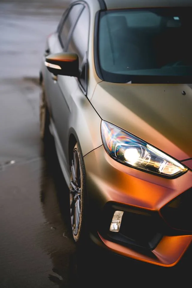 Ford Focus RS - Car wrapping Satin Flip Volcanic Flare 3M