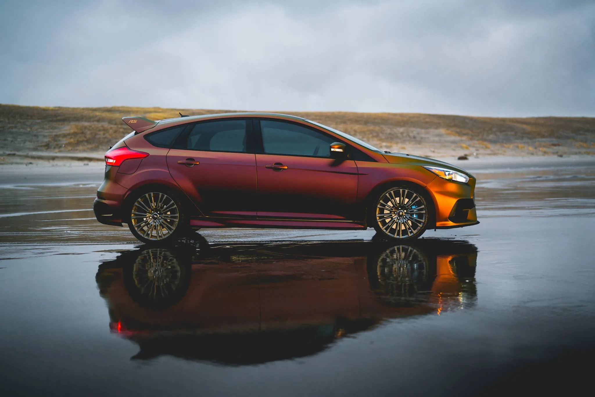 Ford Focus RS - Car wrapping Satin Flip Volcanic Flare 3M