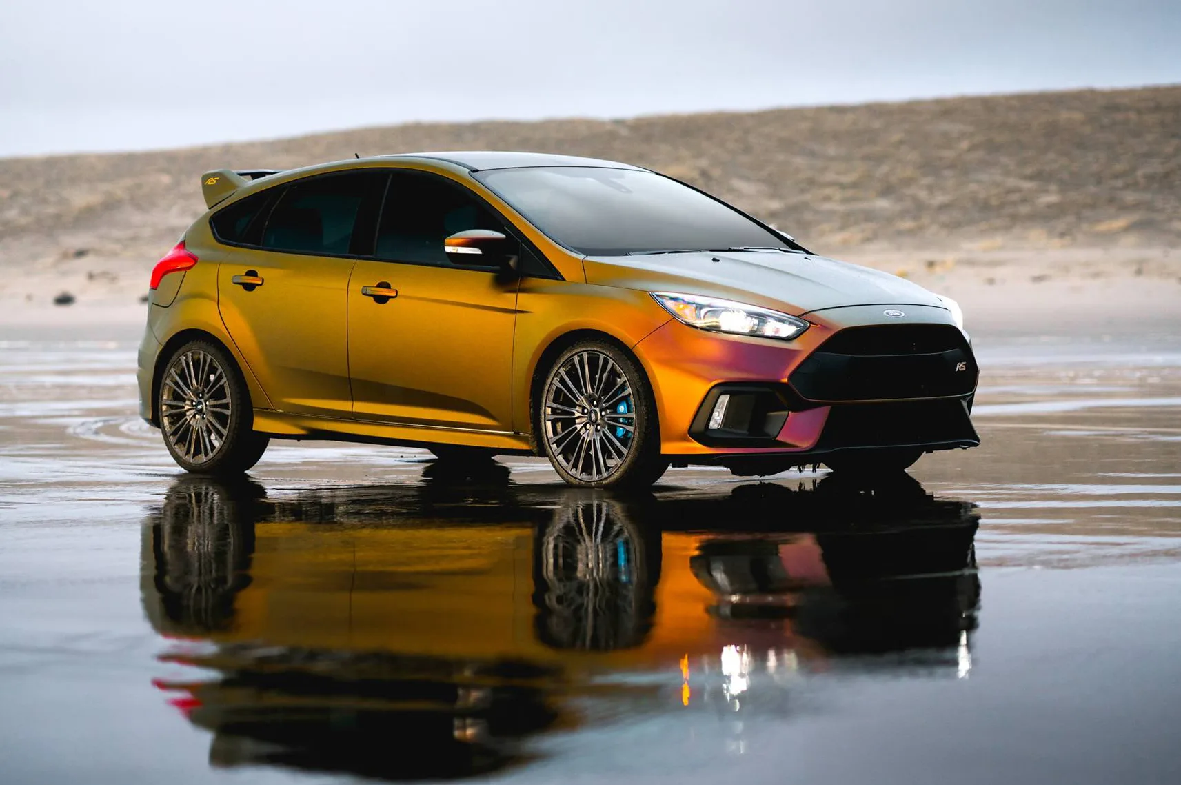 Ford Focus RS - Car wrapping Satin Flip Volcanic Flare 3M
