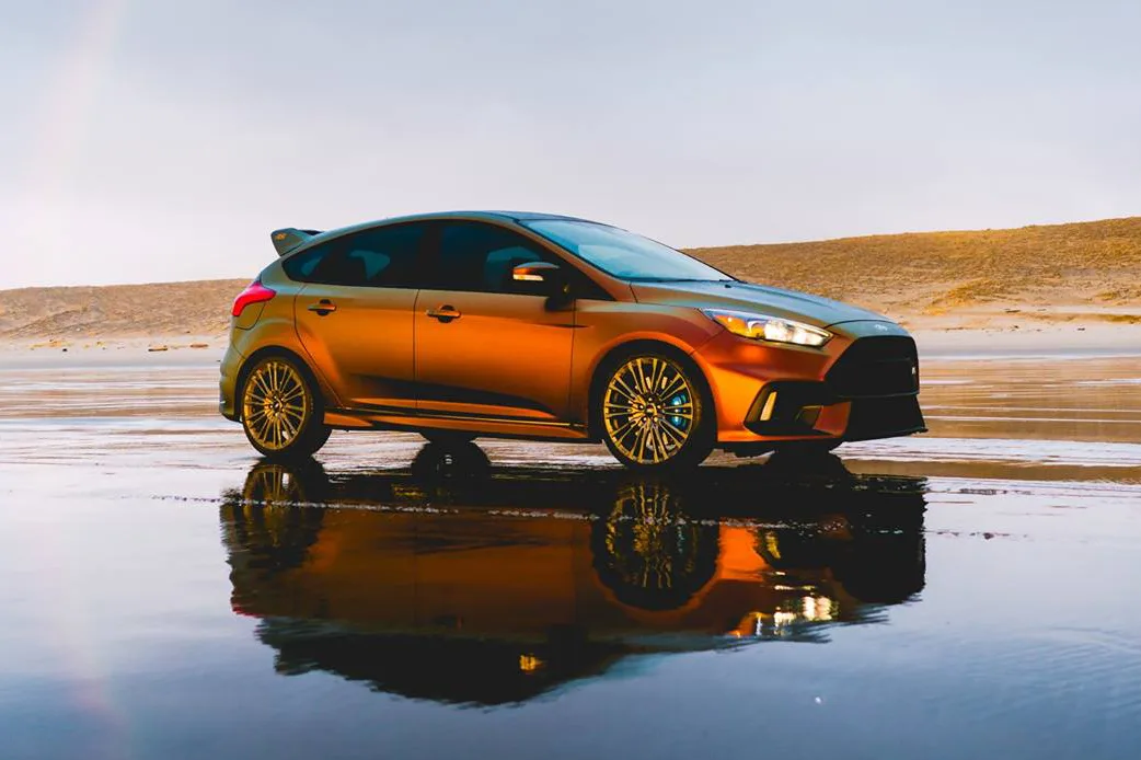 Ford Focus RS - Car wrapping Satin Flip Volcanic Flare 3M