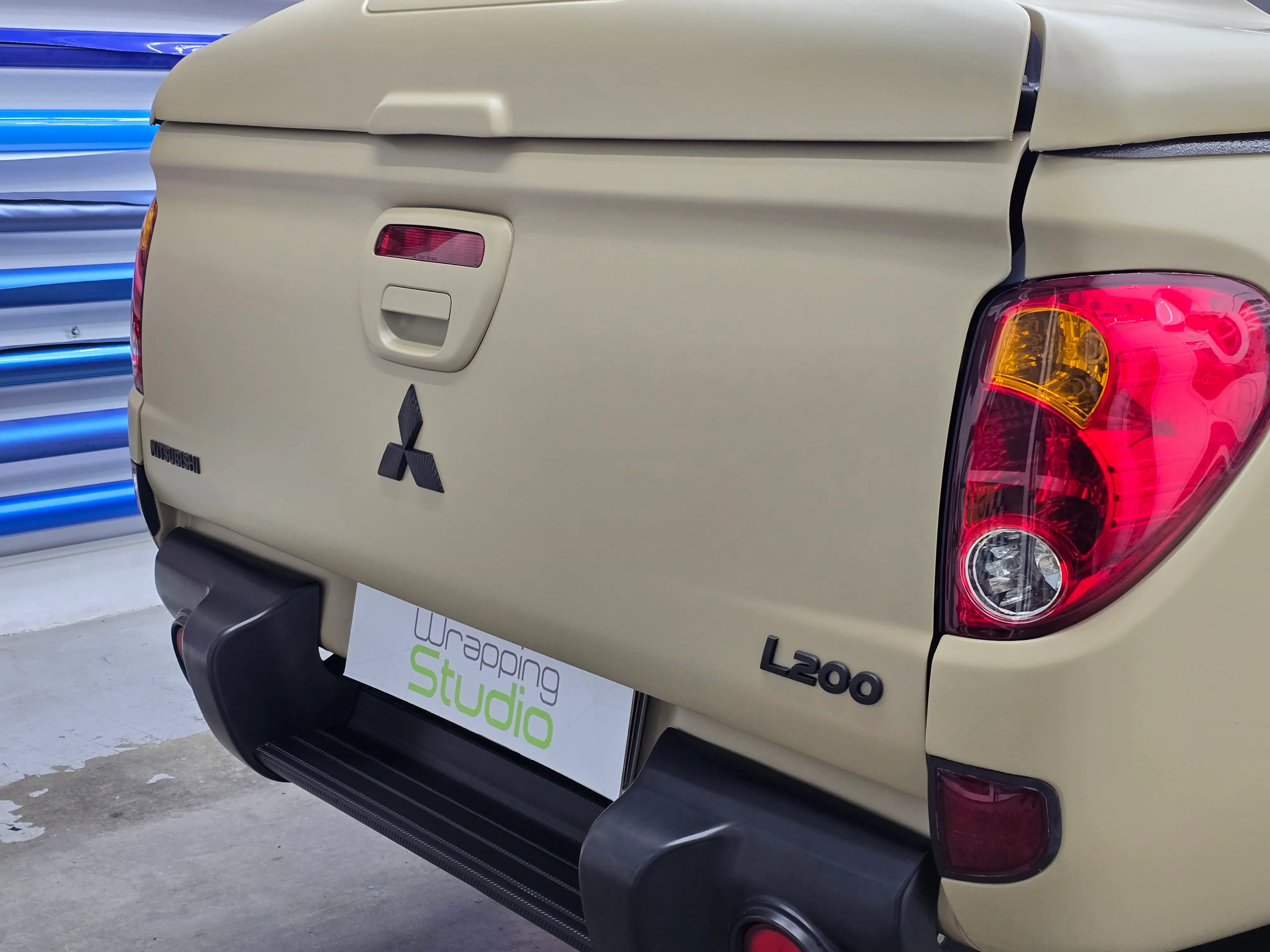 Mitsubishi L200 | Car Wrapping Satin Sandstorm