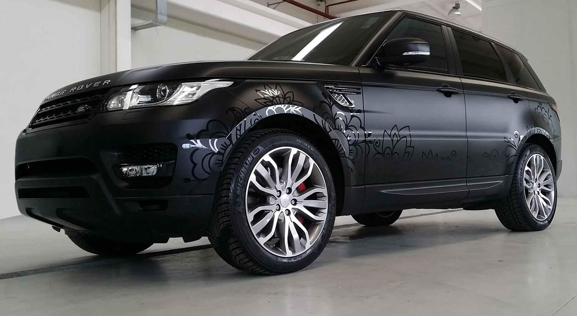 Range Rover Sport - Wrapping Auto "Nero Opaco"  Decorazioni Floreali "Nero Lucide"