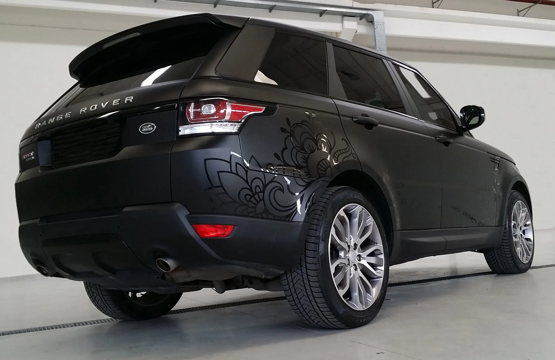 Range Rover Sport - Wrapping Auto "Nero Opaco"  Decorazioni Floreali "Nero Lucide"
