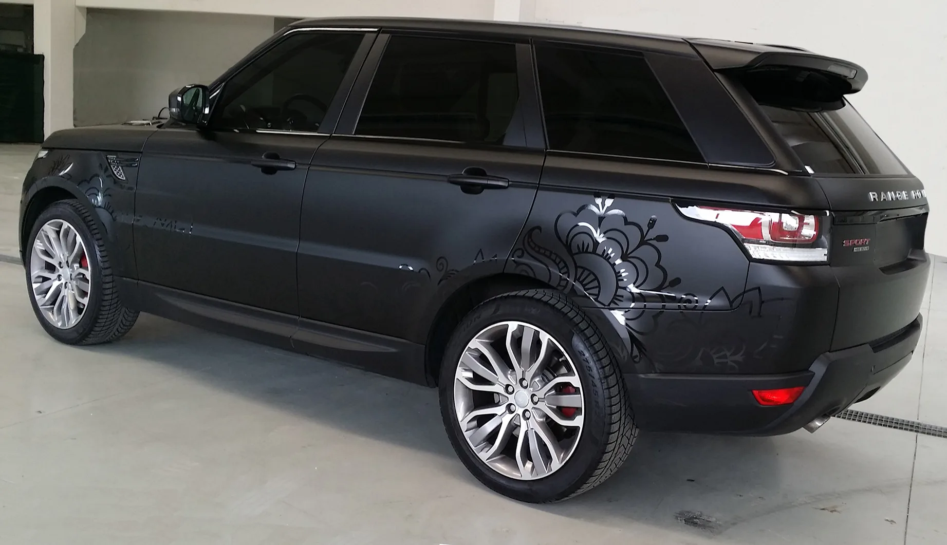 Range Rover Sport - Wrapping Auto "Nero Opaco"  Decorazioni Floreali "Nero Lucide"