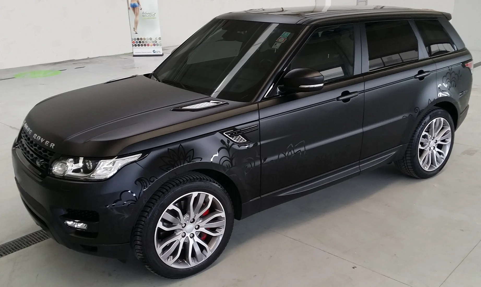 Range Rover Sport - Wrapping Auto "Nero Opaco"  Decorazioni Floreali "Nero Lucide"