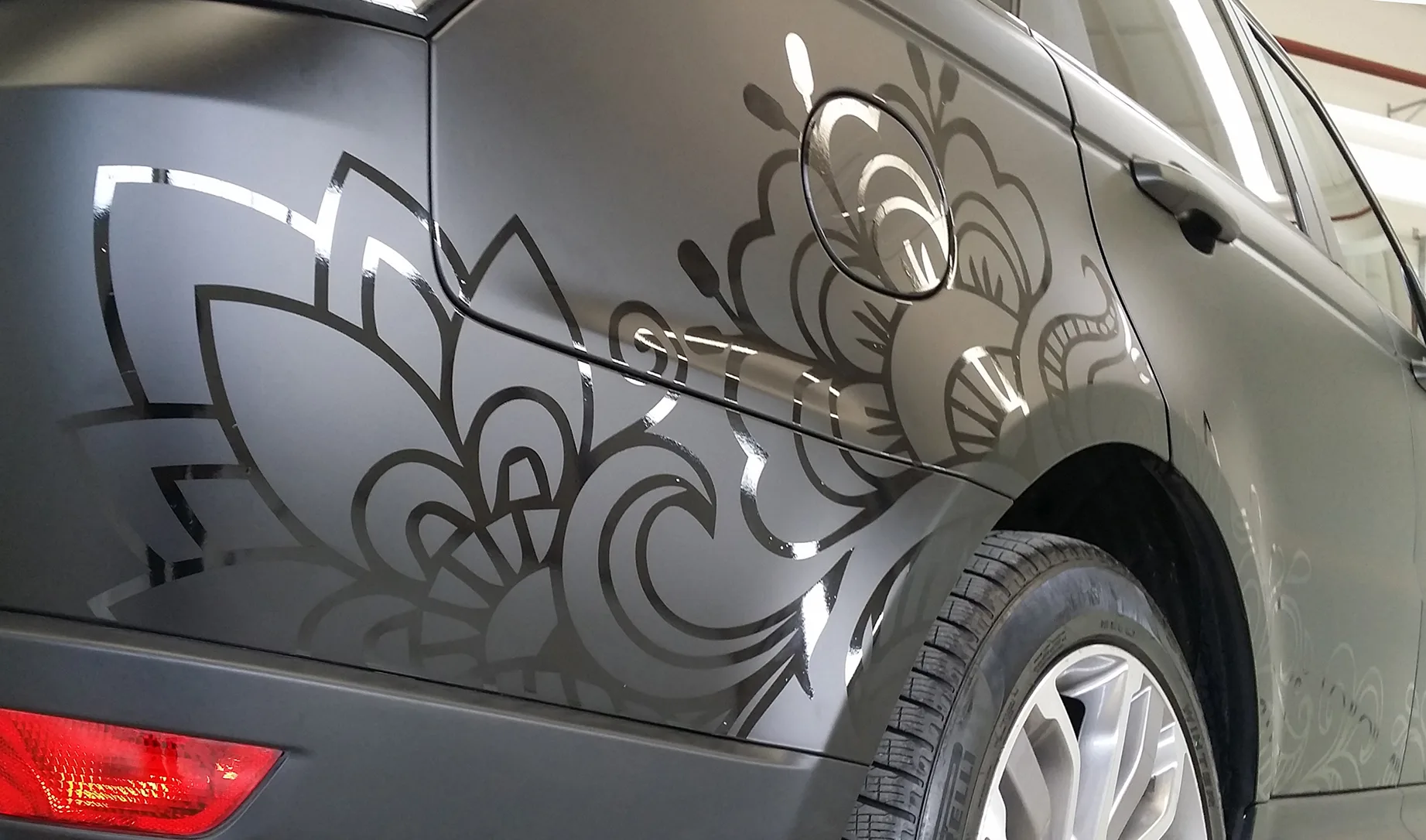 Range Rover Sport - Wrapping Auto "Nero Opaco"  Decorazioni Floreali "Nero Lucide"