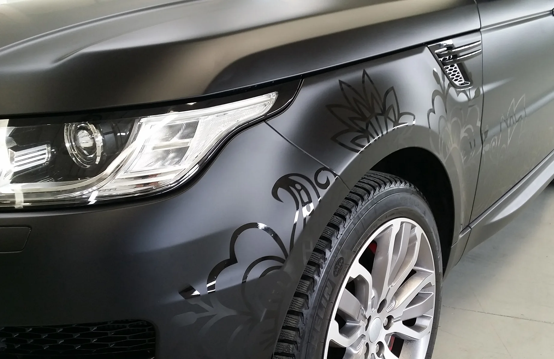 Range Rover Sport - Wrapping Auto "Nero Opaco"  Decorazioni Floreali "Nero Lucide"