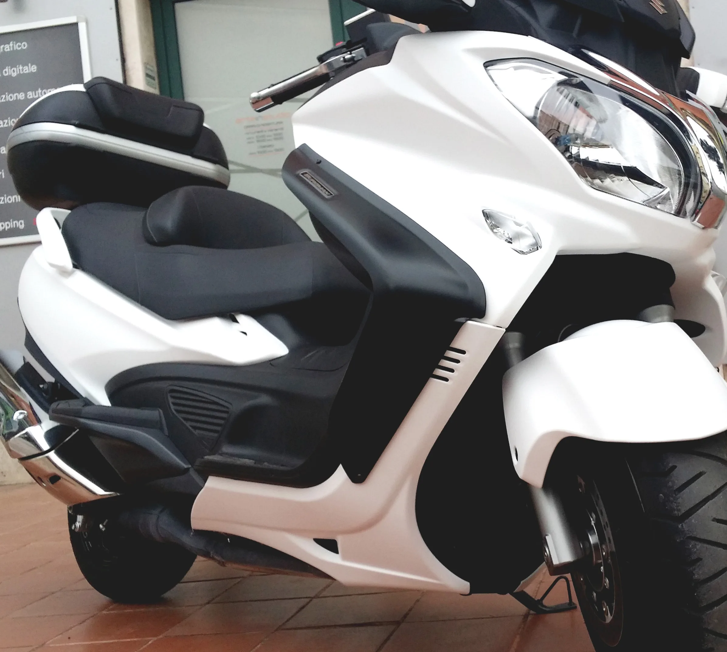Suzuki Burgman 650 - Wrapping Moto "Bianco Opaco"